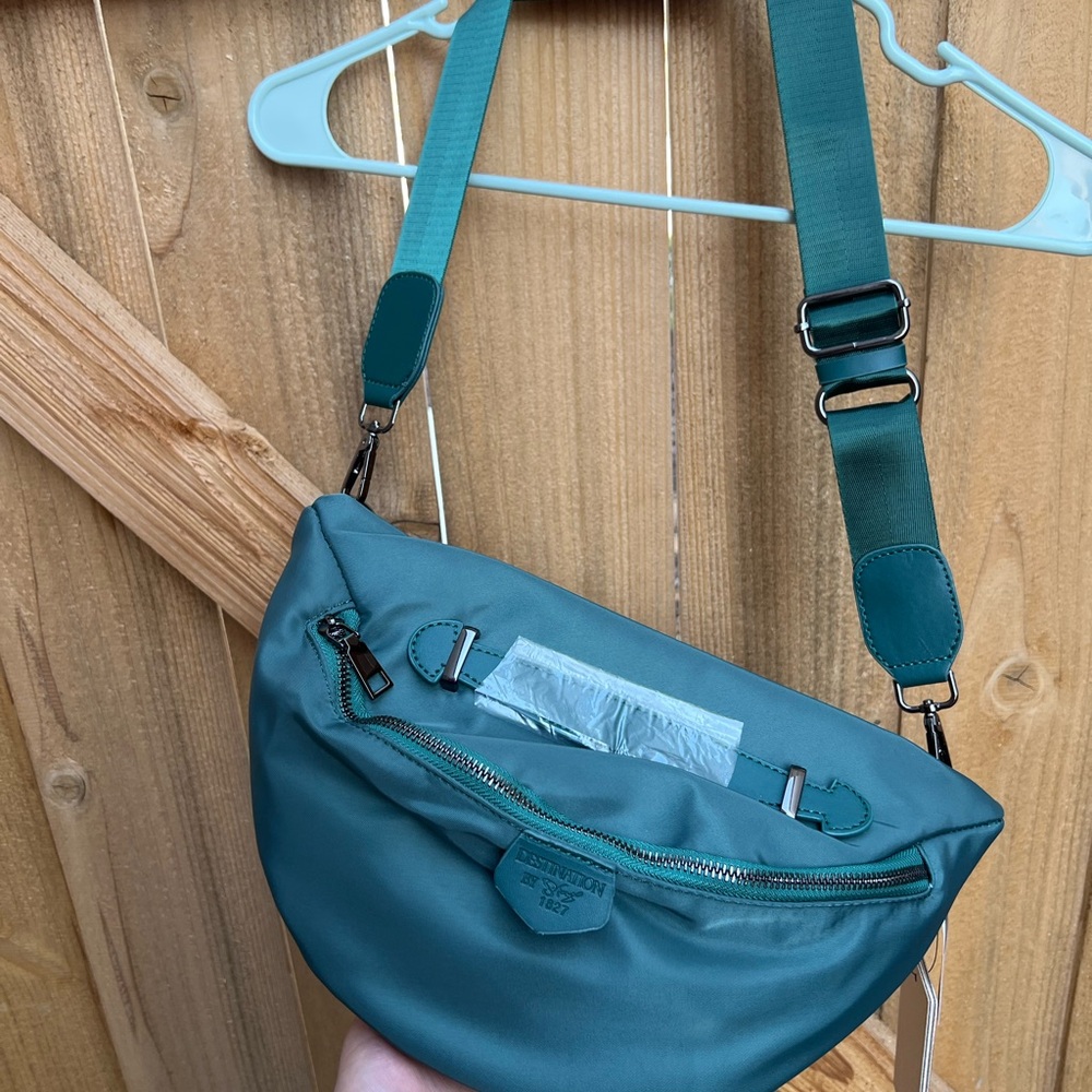 BNWT - Beautiful peacock green fanny pack